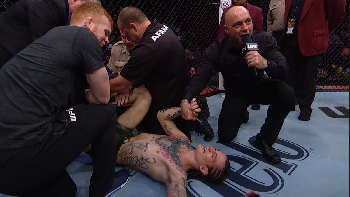 fabriciopda's tweet photo. A star was Born! Assim foi a entrevista no octogono da segunda luta de O'Malley no UFC, após quebrar o pé no terceiro round e seu adversário insistir em um ineficiente Ground n' pound, mesmo após ter claramente perdido os dois primeiros rounds... explica isso @sextoroundmma https://t.co/Fc1QNprtX4