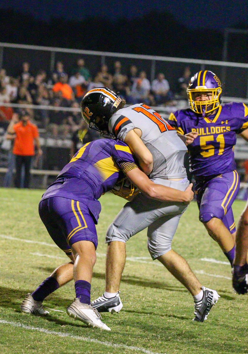 dgoodwin_74's tweet photo. And just like that it’s Football time in Texas. Edgewood Bulldogs up 7-0 at the half over the Commerce Tigers. 
So far the Defense came to play and are keeping us in the game and early season silly penalties ongoing with the offense. Listen live on https://t.co/ArFuLeletY https://t.co/dt0aqG571P