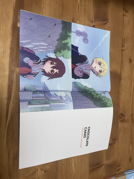 9/3コミティアで頒布する自主制作「明日につながる物語」のアーカイブペーパーを作成しました!  日頃応援してくれている人にはプロジェクトのアーカイブとして見ていただけるよう、且つはじめての方にも手にとっていただけるようなペーパープロダクトに落とし込みました! 友達のデザイナーが工夫を凝らし、トレーシングペーパーの透かし活かした装丁やポップでかわいいレイアウトとなっており、 紙であることが活かされた仕様となっております!  原価が張る分¥2000とちょっとお高いんですが 今までの自主制作の応援的な意味合いでも買ってくれたらうれしいです! もし予定が合う方はぜひよろしくお願いいたします!!