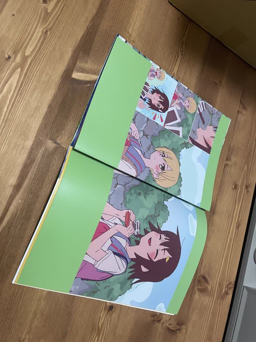 9/3コミティアで頒布する自主制作「明日につながる物語」のアーカイブペーパーを作成しました!  日頃応援してくれている人にはプロジェクトのアーカイブとして見ていただけるよう、且つはじめての方にも手にとっていただけるようなペーパープロダクトに落とし込みました! 友達のデザイナーが工夫を凝らし、トレーシングペーパーの透かし活かした装丁やポップでかわいいレイアウトとなっており、 紙であることが活かされた仕様となっております!  原価が張る分¥2000とちょっとお高いんですが 今までの自主制作の応援的な意味合いでも買ってくれたらうれしいです! もし予定が合う方はぜひよろしくお願いいたします!!