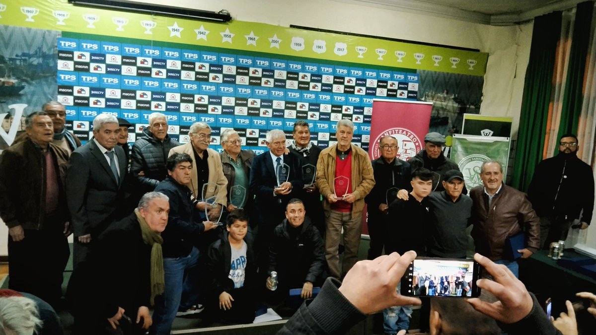 Badillo1892's tweet photo. Hoy tuvimos una hermosa Ceremonia de Reconocimiento de Jugadores Históricos de los años 50, 60, 70 y 80, entre otros reconocimientos más. 

Cuántos se acuerdan de estas Leyendas del Decano? 👏🏻🇳🇬

A dormir con el corazón llenito 💚 https://t.co/sY6n21THl1
