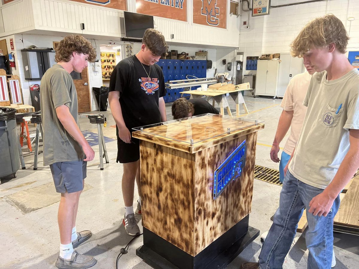 WPSDLocal6's tweet photo. Did you notice our cool new podium for Gridiron Glory? It was made by Shane Darnall's carpentry class at Marshall County High School! @County1974 shared these photos of the students who worked on it, and the moments when @BlakeSandlin and @TheAdamBWells picked it up! https://t.co/s4HwXCIxp9
