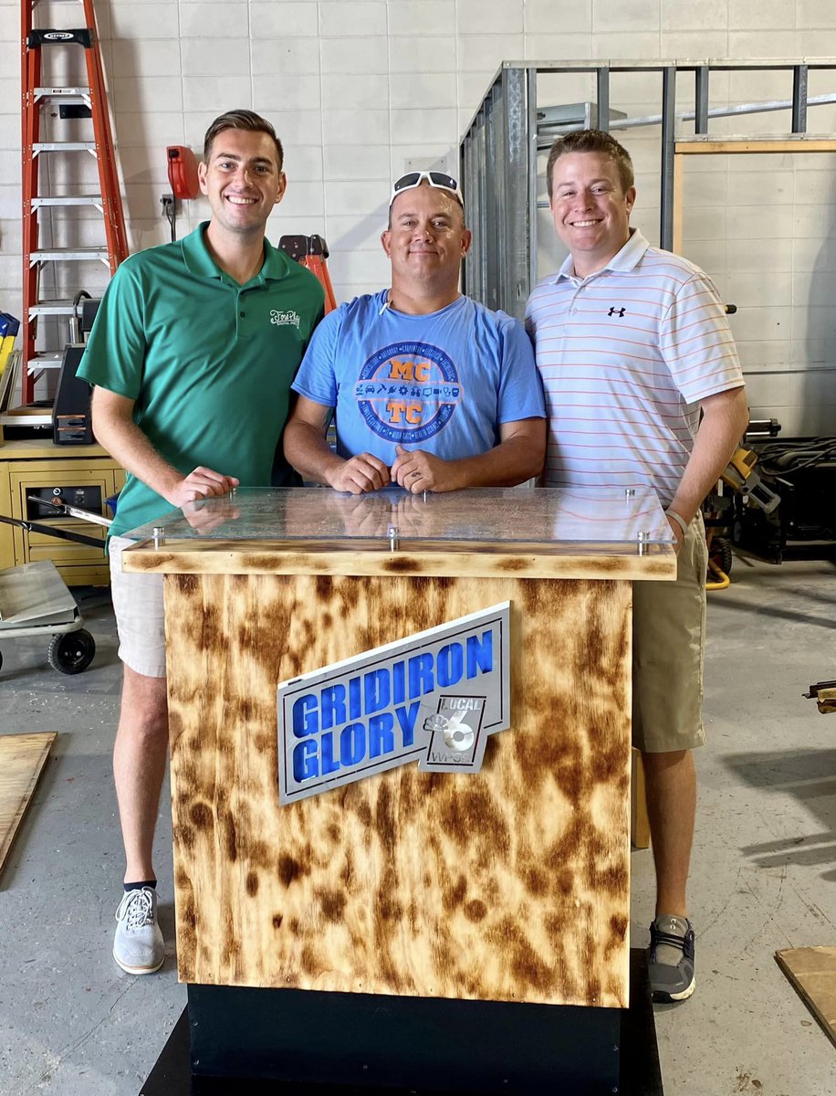 WPSDLocal6's tweet photo. Did you notice our cool new podium for Gridiron Glory? It was made by Shane Darnall's carpentry class at Marshall County High School! @County1974 shared these photos of the students who worked on it, and the moments when @BlakeSandlin and @TheAdamBWells picked it up! https://t.co/s4HwXCIxp9