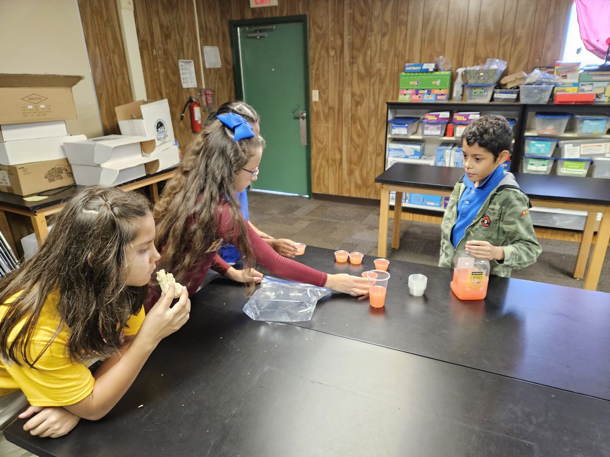 ASantana_JHS's tweet photo. Mixtures and solutions mini potluck! 5th grade hawks got to bring their own homemade mixtures and solutions to share with the class! We discussed if they were just a mixture or also a solution. We also discussed ways to separate them. π©βπ¬π¨βπ¬π€© #HawkPrideSISD #TeamSISD https://t.co/f9kf60fAWI