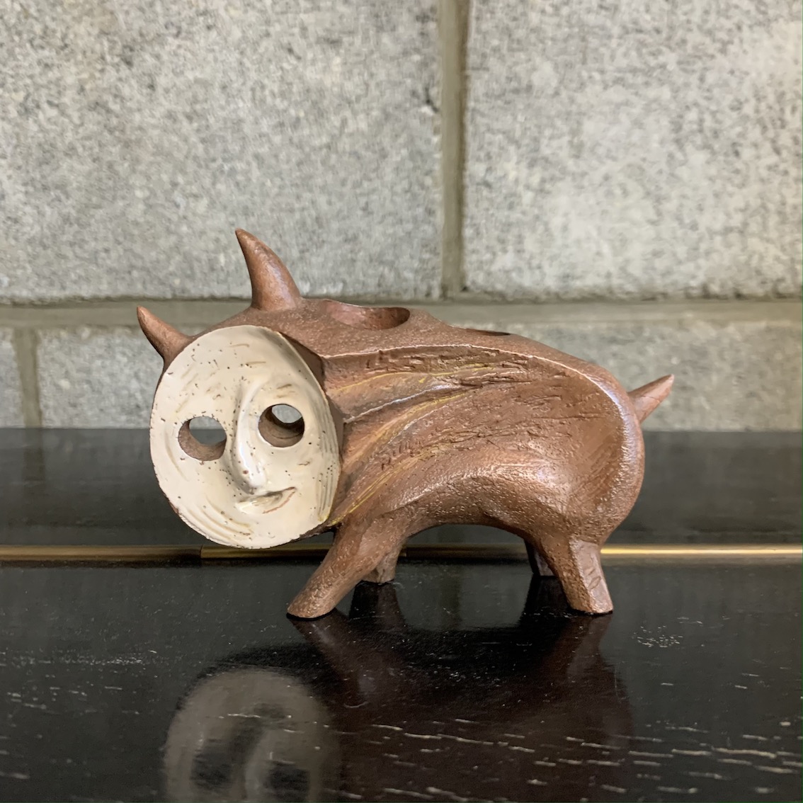 太郎さんがお庭に猛獣をうろうろさせたくて作った《犬の植木鉢