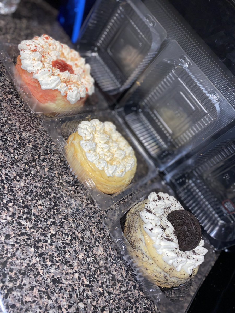 One day my piping skills will be top tier‼️🤌🏾 But for an amateur I’m doing pretty well 😌. Cheesecake gang 😎 Cookies ‘n’ Cream 🍪 Strawberry 🍓 Regular in the middle