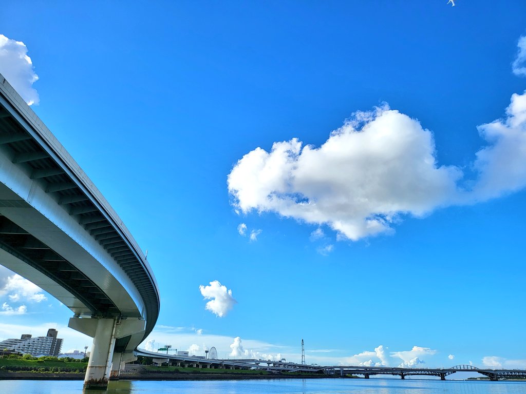 rg2550egb's tweet photo. 久々だからか、5時起きで行ったからか分からんが疲れた。海眺めながら長めの休憩してしまった。

#荒川サイクリングロード
#MTB https://t.co/AD8r2wz5jo