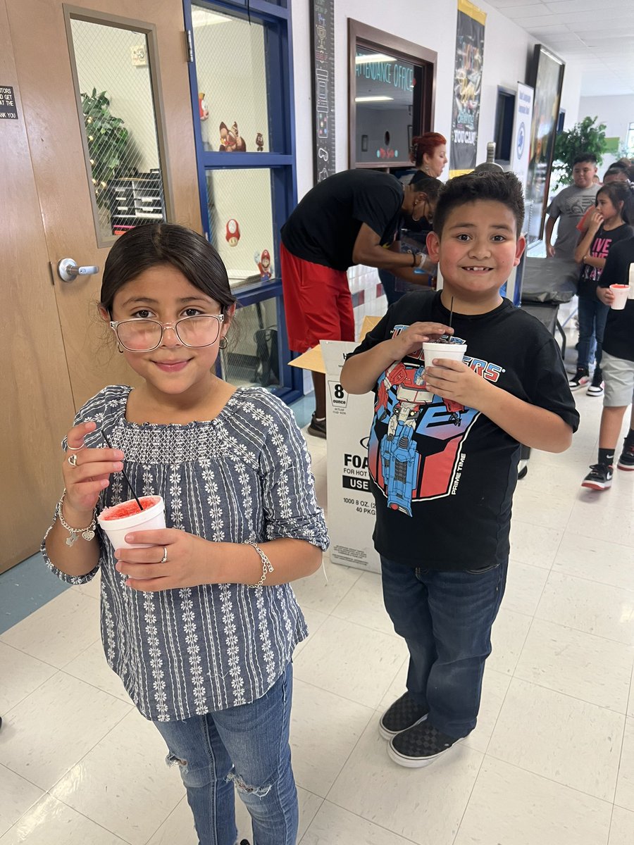 BESSSAISD's tweet photo. Snow Cone perfect attendance incentive happened today✅.
Thank you for being in school and on time Patriots.
Shout out to Coach Cox, Ms. Alvarado,Ms. Munoz and Mrs. Fonseca in making and passing out all the snow cones.🍧 https://t.co/ooMKXJb9Hi