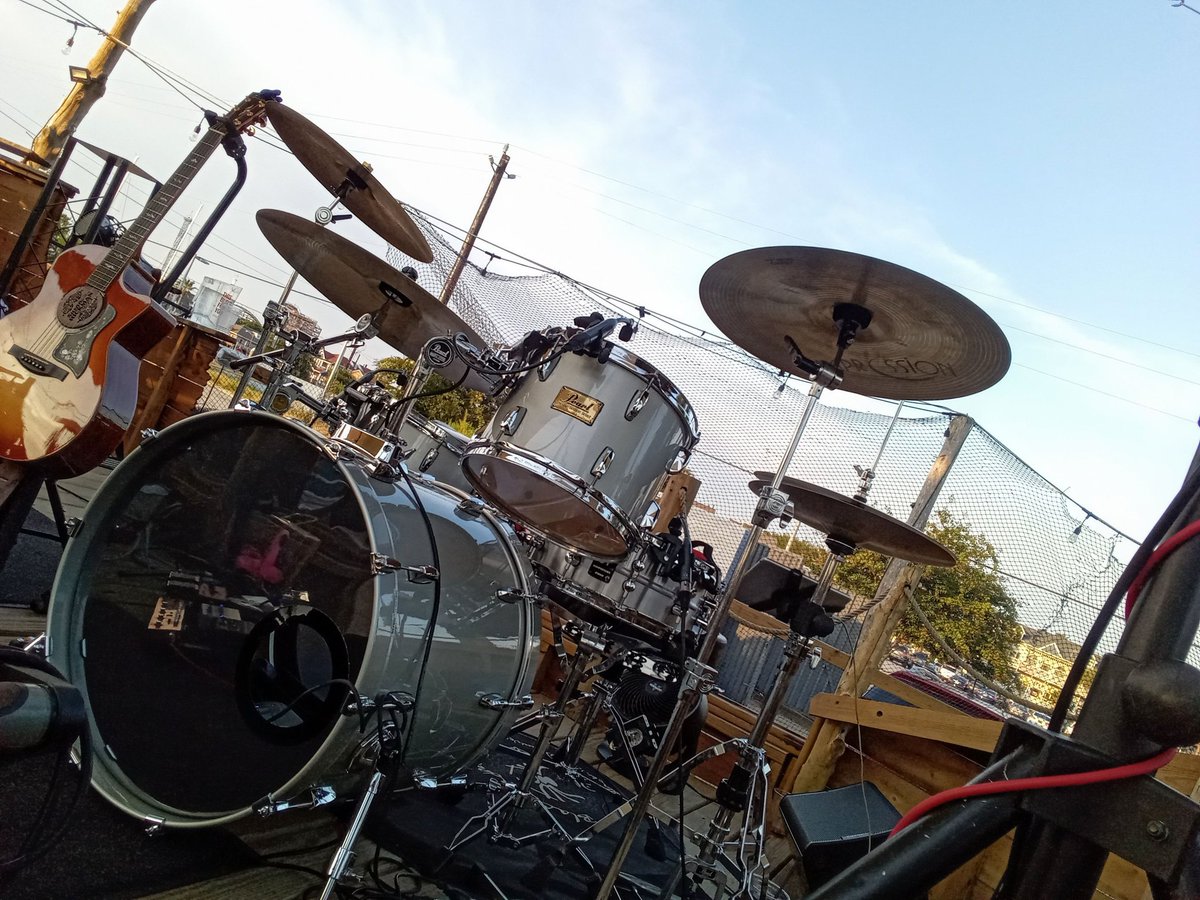 DPattersonMusic's tweet photo. On the drums tonight for @SusanHickman in Kemah, TX.
#drummer #giglife #drumset #drums @SalyersPerc @tnrproducts @CYMPAD_USA @ImpCymbals @sonordrumco @PearlDrumCorp #thedrumwallet #motionprodrumthrones #dannypattersonmusic https://t.co/pT7zrgtx4p
