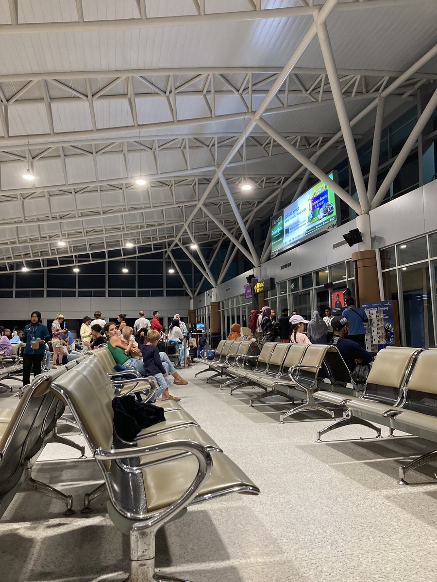 kiki03382002's tweet photo. この前ギリ島🏝️に行って最高の気分で帰りの飛行機で帰ろうと思ったら機材トラブルで7時間待ちをくらう🫠
欧米人の怒号が鳴り響き、日本人は後ろから鑑賞。やはりインドネシア国内旅行は余裕持ったスケジュールで組まないとあかんね💦 https://t.co/RQrO7H4y7V