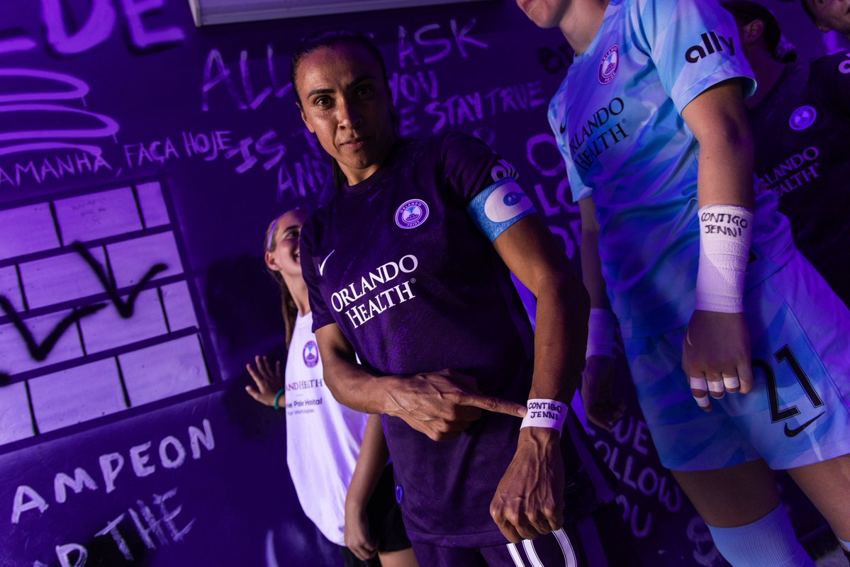 FonsiLoaiza's tweet photo. La brasileña Marta y la estadounidense Alex Morgan son dos de las mejores futbolistas de todos los tiempos. Hoy han jugado con una muñequera de apoyo a Jennifer Hermoso contra el machismo de Luis Rubiales. Muy grandes. https://t.co/wYhTXVaIBK