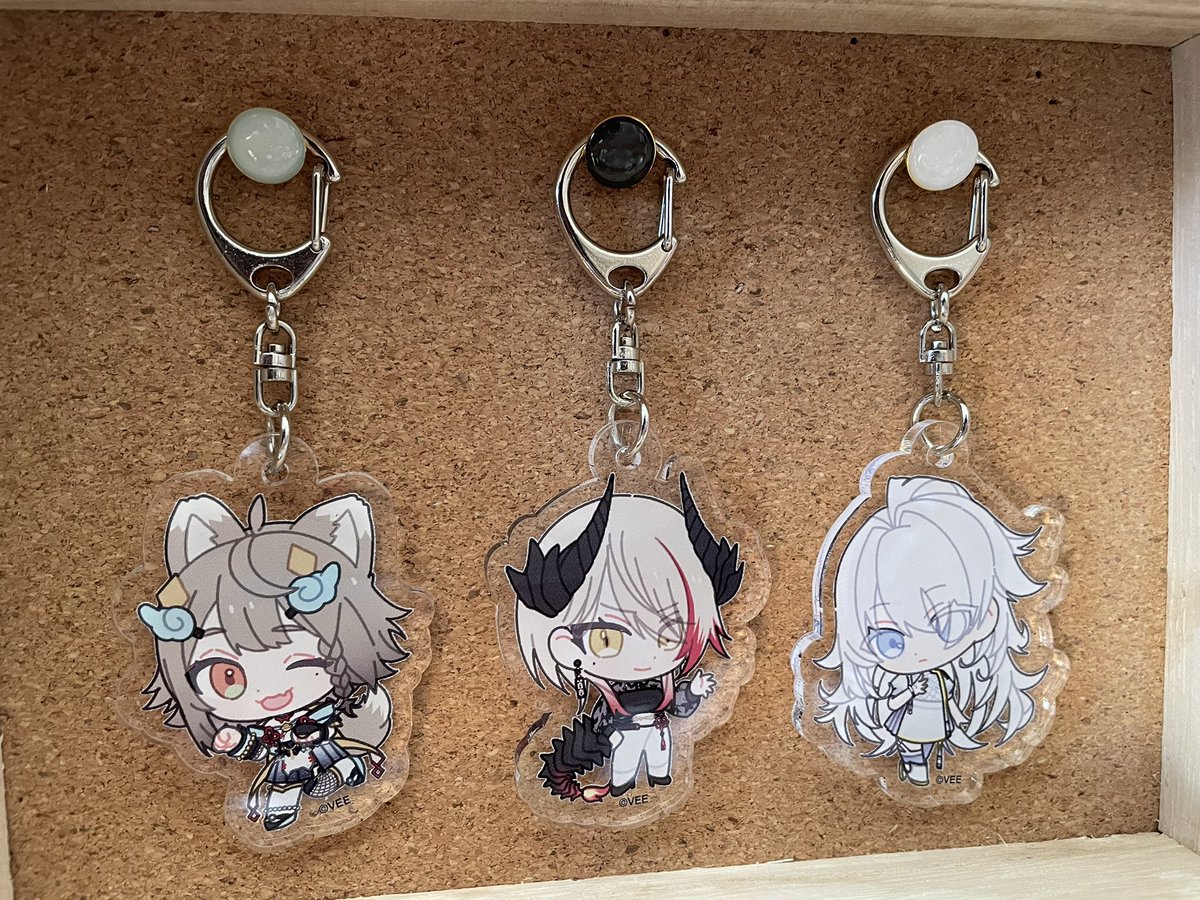 shark_knight_a's tweet photo. コミケのグッズ届いたーーー!!
ミニサイズのDev-e可愛い☺️☺️☺️
アクキーはDev-e揃えて飾りたかった!🐕🐉🌕
#Dev_e
#黒燿リラ
#雨庭やえ
#月白累 https://t.co/sHfQDebP5C