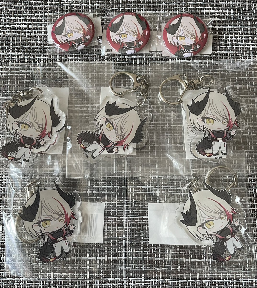 shark_knight_a's tweet photo. コミケのグッズ届いたーーー!!
ミニサイズのDev-e可愛い☺️☺️☺️
アクキーはDev-e揃えて飾りたかった!🐕🐉🌕
#Dev_e
#黒燿リラ
#雨庭やえ
#月白累 https://t.co/sHfQDebP5C