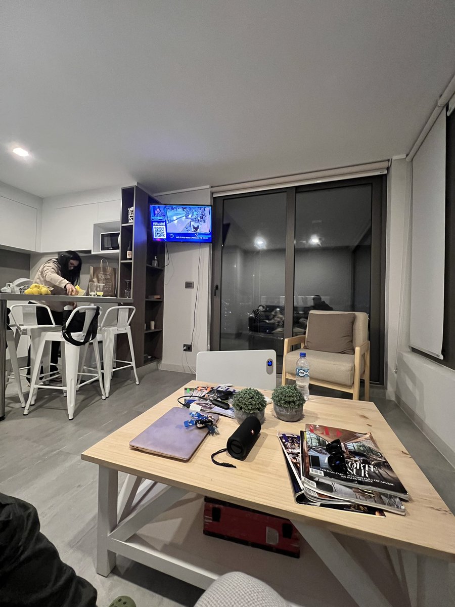 Aquí en Reñaca haciendo la previa. Mientras vemos #GranHermanoCHV Mónica al 666 🤣