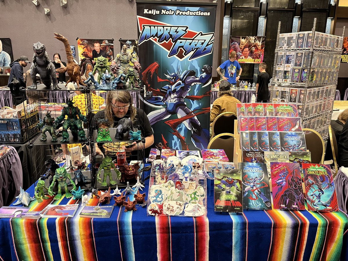 PW_DracoAzul's tweet photo. Stop by @CrcherPrtre and I’s table at Days of the Dead Los Angeles for comics, figures, and more!
#dracoazul #primalwarriordracoazul #creacherpreature #daysofthedead #convention #indiecomics #kaiju #mecha #怪獣 #メカ https://t.co/x4bDQC8Wzx