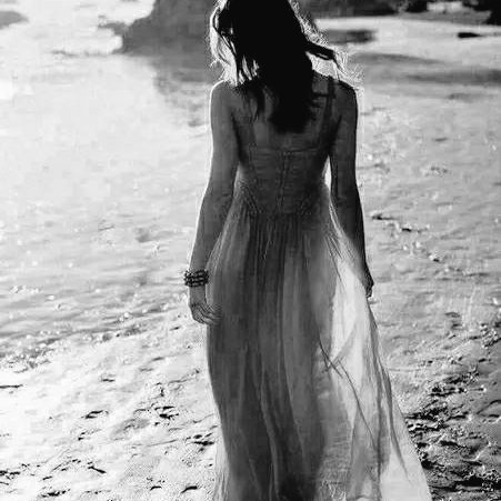 En la vida hay q mirar en 5 direcciones:
Adelante, para saber adónde vas.
Atrás, para no olvidar d dónde vienes.
Abajo, para no pisar a nadie.
A los lados, para ver quién t apoya en los momentos difíciles.
Y arriba, para tener presente q siempre hay alguien q t cuida y t protege