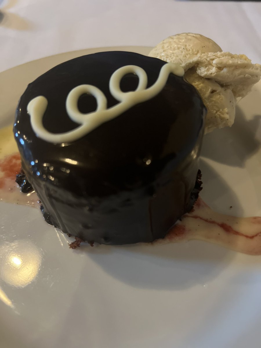 CM_LisaKaplan's tweet photo. Based on these two pictures alone - where are my hubby and I have dinner tonight in Sacramento. #foodie #IworkOutToEat #datenight https://t.co/2lOT2KKumE