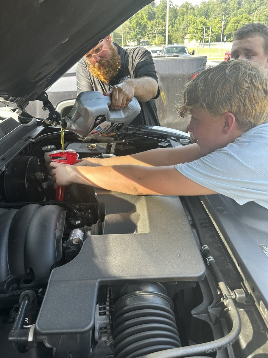 HMSIndians's tweet photo. A huge thank you to Kris Fisher, Mrs. Alexis’ husband! He is a superintendent for a general contracting company, but he has a huge love for cars! He came to show our Auto students how to change the oil in a truck! #ccsdtn #inyourcorner #PodiumProud #ExploratoryRA https://t.co/DWVl1mmxkE