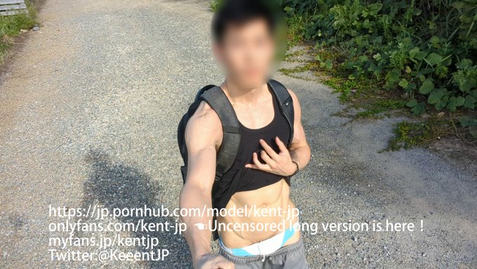 ハーフパンツの下に、実は競パンはいてます😛 野外露出の準備万端😆  Underneath the shorts, I actually wear a swim brief😛 Ready for outdoor