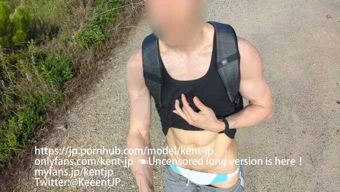 ハーフパンツの下に、実は競パンはいてます😛 野外露出の準備万端😆  Underneath the shorts, I actually wear a swim brief😛 Ready for outdoor