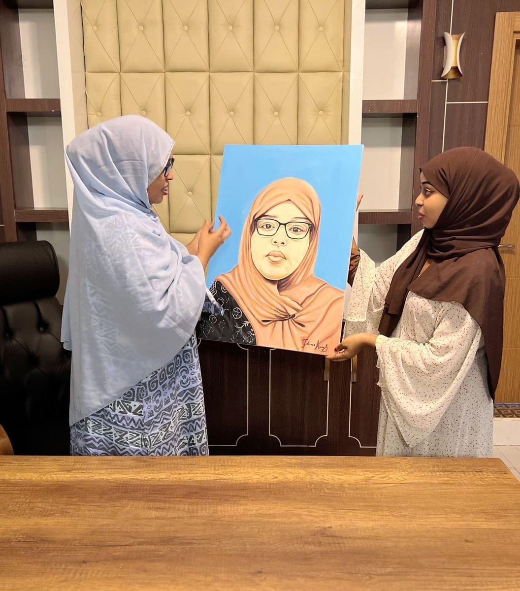 Fatima Aweys, is a international artist and one of the young Somali talent, today visited the office of the State minister of the Ministry of Education and Higher Education of FGS Mrs. Noura Mustaf and presented a beautiful piece of art to the minister.
