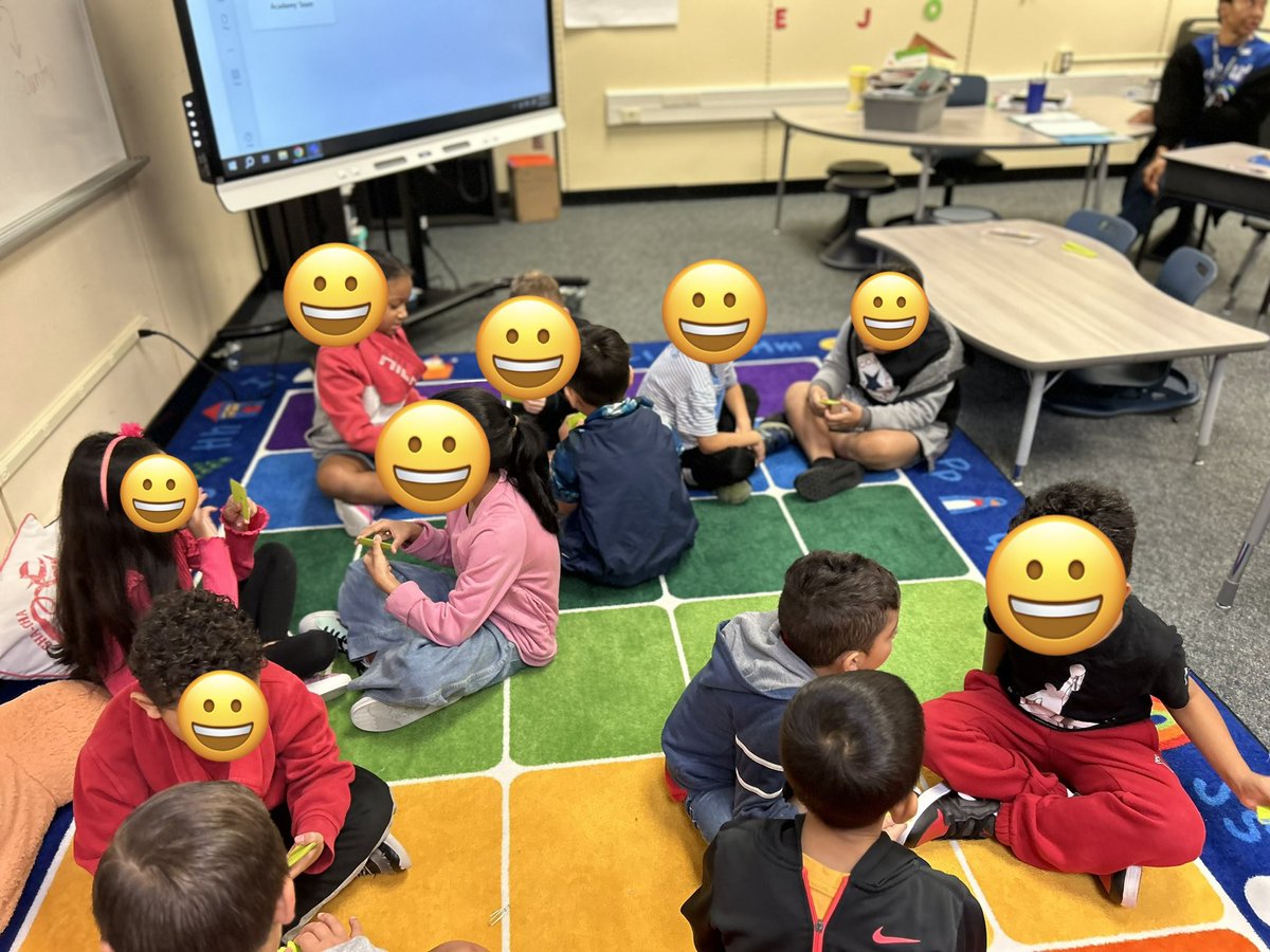 scotteam4's tweet image. 2nd graders in Ms Bayless’ class @TWE_Texans are blending sounds to make words during @FBISDLiteracy phonics lesson. #foundationalskills @erikka_edmond08 @felibriceno