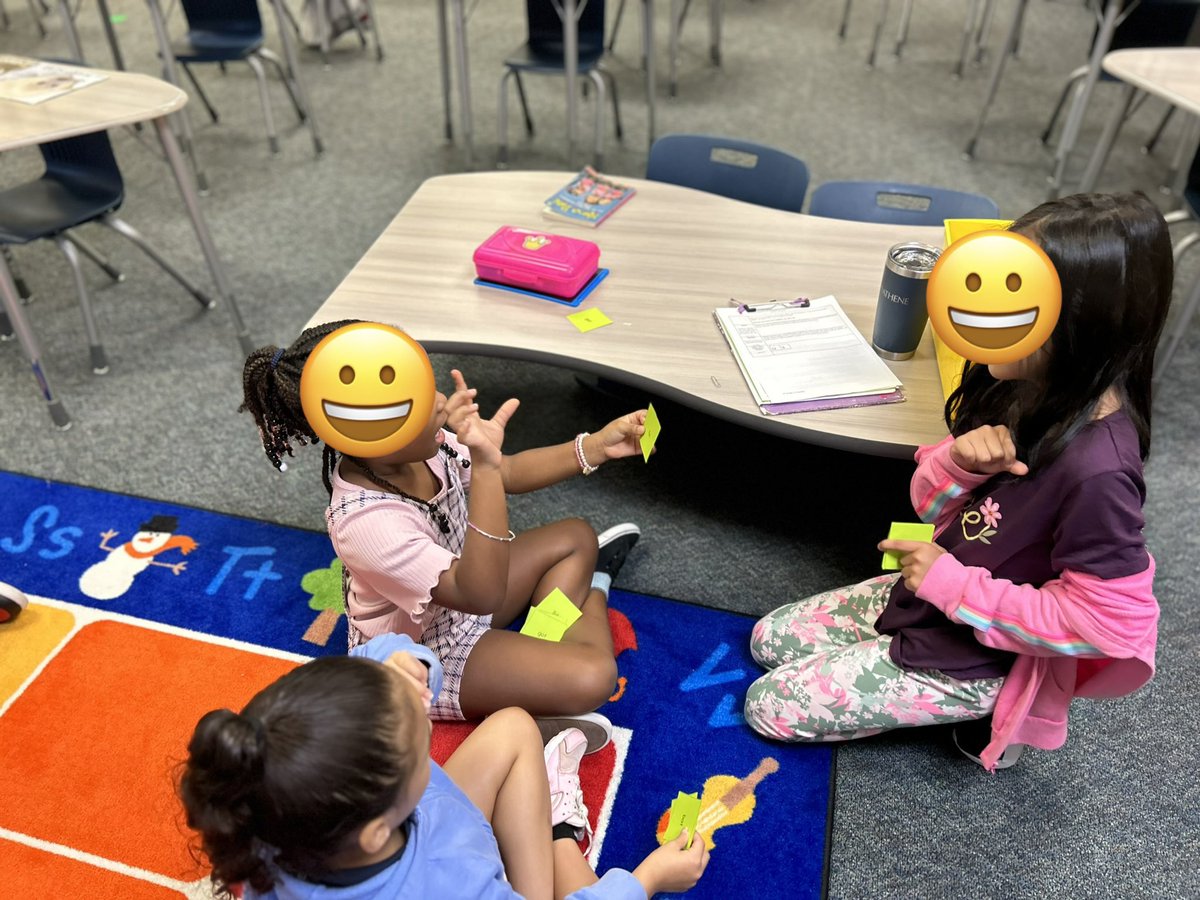 scotteam4's tweet image. 2nd graders in Ms Bayless’ class @TWE_Texans are blending sounds to make words during @FBISDLiteracy phonics lesson. #foundationalskills @erikka_edmond08 @felibriceno