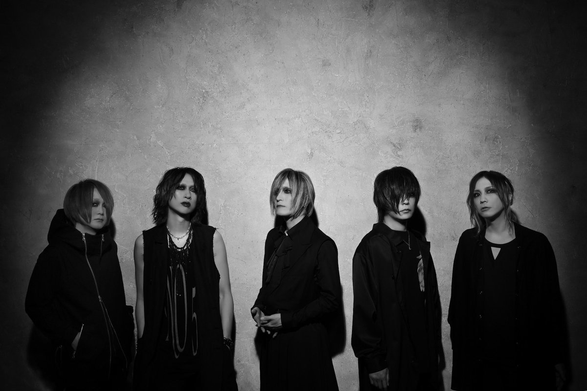 9_ballgames's tweet photo. 【本日】9BALLGAMES 4th

新宿BLAZE
17:00／17:30
＜O.A＞SPLENDID GOD GIRAFFE
＜GUEST＞H.U.G

▶︎当日券
17:00より

▶︎グッズ先行物販
15:30〜16:30
https://t.co/tvLDeZz0G4

▶︎CD「9BALL GAMES」購入特典チェキ撮影会あり
#9ballgames  #defspiral #THEMICROHEAD4NS https://t.co/Uu8YcsOMkl