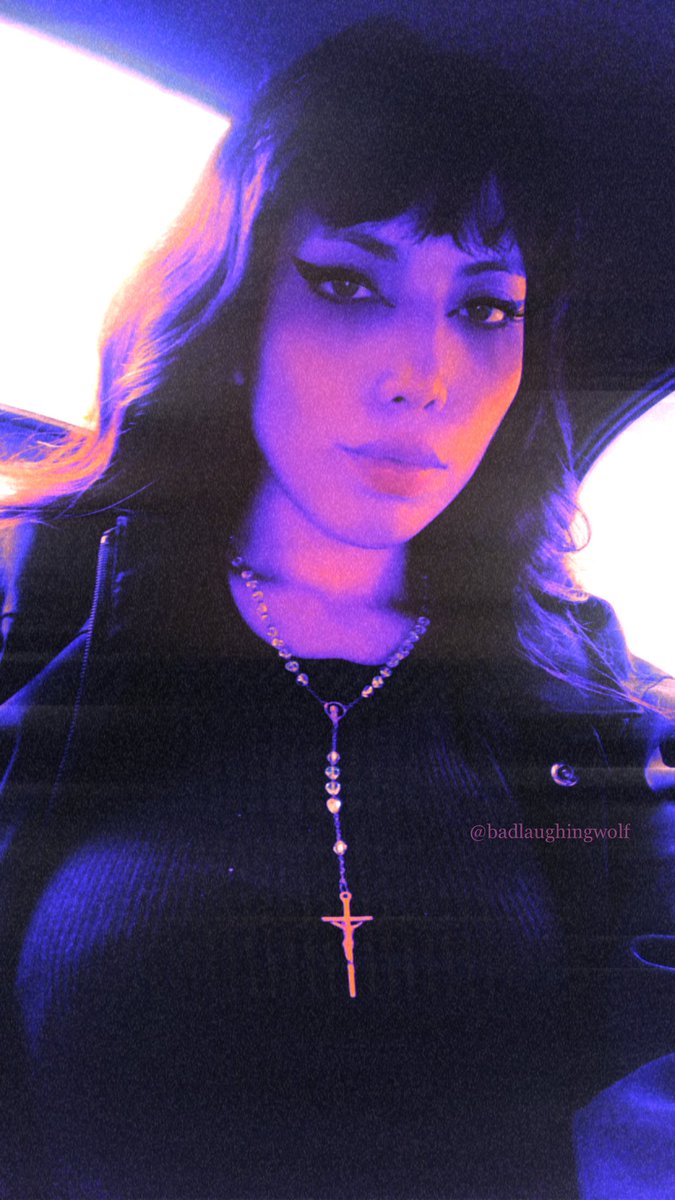 badlaughingwolf's tweet photo. Podría gritar que me dejes beber de tu sangre 🦇🍷

#goth #gotico #vampire #vampiregoth #dark https://t.co/3Xoc0cYgWQ