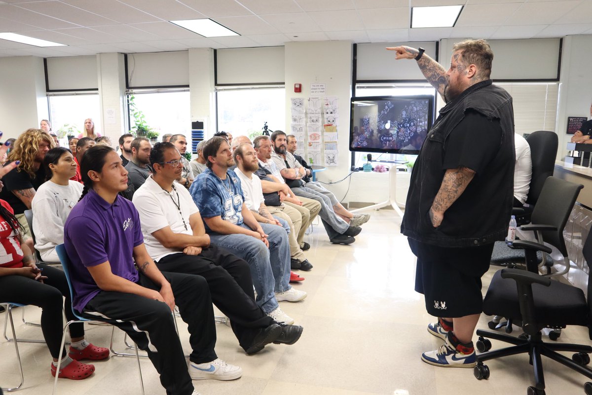 omaha_scanner's tweet image. Country music star Jelly Roll surprised about 50 clients from the Douglas County Department of Corrections Work Release and Re-Entry Assistance programs this afternoon. Jelly Roll stopped by to talk and share a message of hope and perseverance. He talked openly about his own…