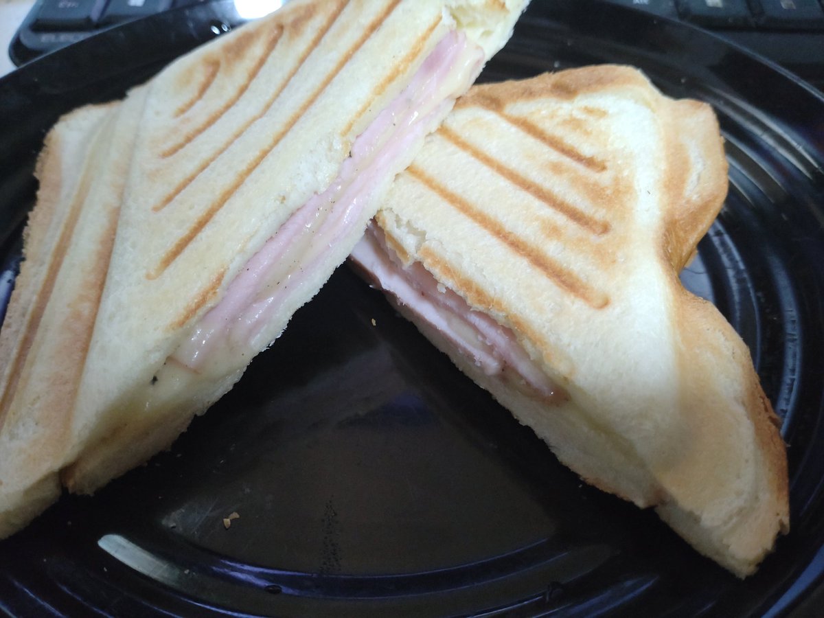 sobae_novel's tweet photo. 昼ご飯はハムチーズのホットサンド！
挟んで焼くだけ！簡単！ https://t.co/y08KCfIz5x