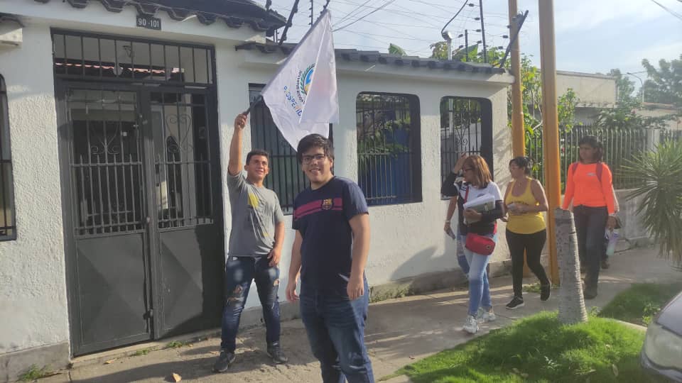 JuvenCEMValmVal's tweet photo. Hoy en la parroquia San Blas los juveniles del @CEMValmoreRVale sirviendo de apoyo a la actividad liderada por la Compañera @mariaolgAD Secretaria Femenina del CES llevando el msj de la #ProperidAD por Venezuela del Líder @prospericarlos próximo Presidente de Venezuela. https://t.co/nLjA56TZii