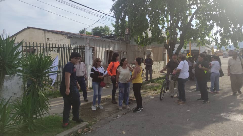 JuvenCEMValmVal's tweet photo. Hoy en la parroquia San Blas los juveniles del @CEMValmoreRVale sirviendo de apoyo a la actividad liderada por la Compañera @mariaolgAD Secretaria Femenina del CES llevando el msj de la #ProperidAD por Venezuela del Líder @prospericarlos próximo Presidente de Venezuela. https://t.co/nLjA56TZii