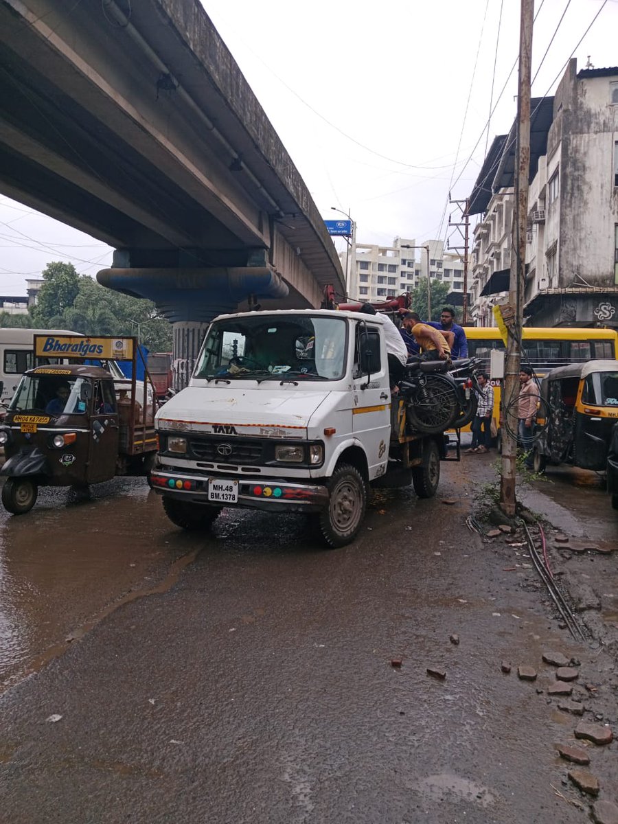 AshokJainBwd's tweet photo. @MTPHereToHelp 
#TrafficCommissionarMaharashtra 
Sir,Towing Van of Bhiwandi Traffic Division is illegally collecting money from 2 wheelers &amp; harassing common people of city. Please stop this van immediately &amp; solve most severe problems of traffic of Bhiwandi. https://t.co/s3KloJ4gfP
