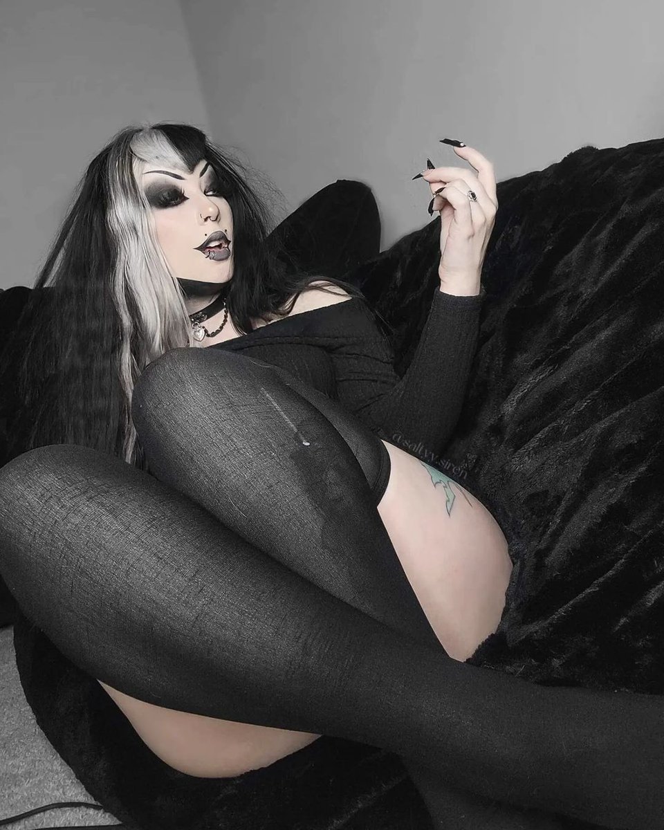 TitanSorcery's tweet photo. Harsh and selective ratings, only the best can receive companionship from Raven~ 

EX is a instant ship

S can plot and write a starter on the TL. https://t.co/QYMo92sEeS