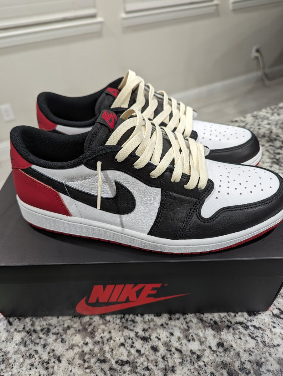 BartStacks's tweet photo. Jordan 1 low OG black toe lace swap using the white sail laces from my Jordan 1 low OG EX 💪👌 https://t.co/hXZMUMFrQe