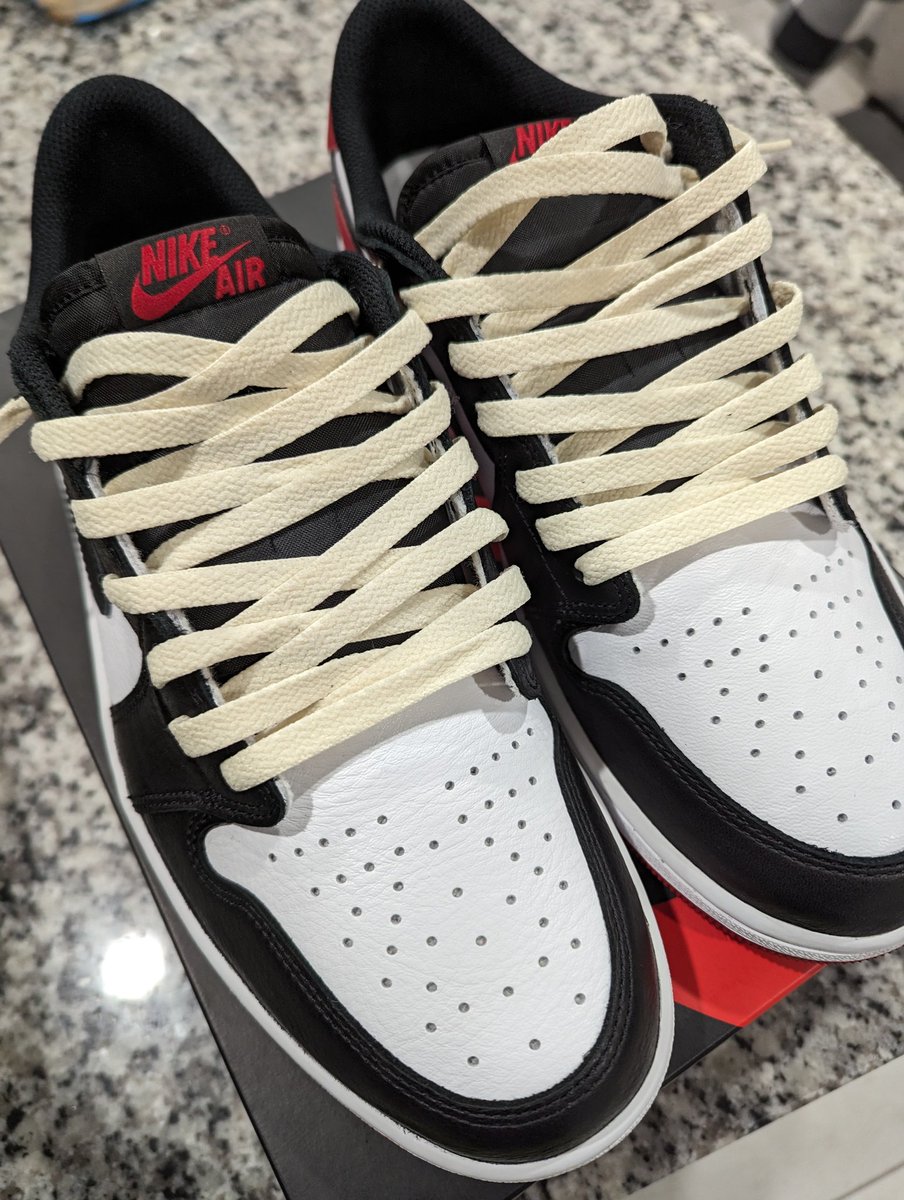 BartStacks's tweet photo. Jordan 1 low OG black toe lace swap using the white sail laces from my Jordan 1 low OG EX 💪👌 https://t.co/hXZMUMFrQe