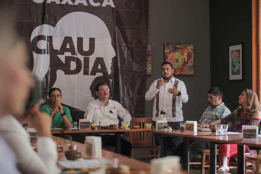 pavellopezgomez's tweet photo. En compañía de @EnriqueFarrera_ e @IraAquinoG me reuní con empresarias y empresarios oaxaqueños para platicar de los logros y compromisos de nuestra compañera @Claudiashein, además de reafirmar nuestro compromiso de trabajar coordinadamente en beneficio de este sector. 

Buscando con estas acciones la continuidad de la transformación.

#Oaxaca 
#AMLO 

@GabyJimenezMX @mauricioruizo @mario_delgado @BenjaViverosOax @CitlaHM @PartidoMorenaMx  @MorenaOaxaca1
