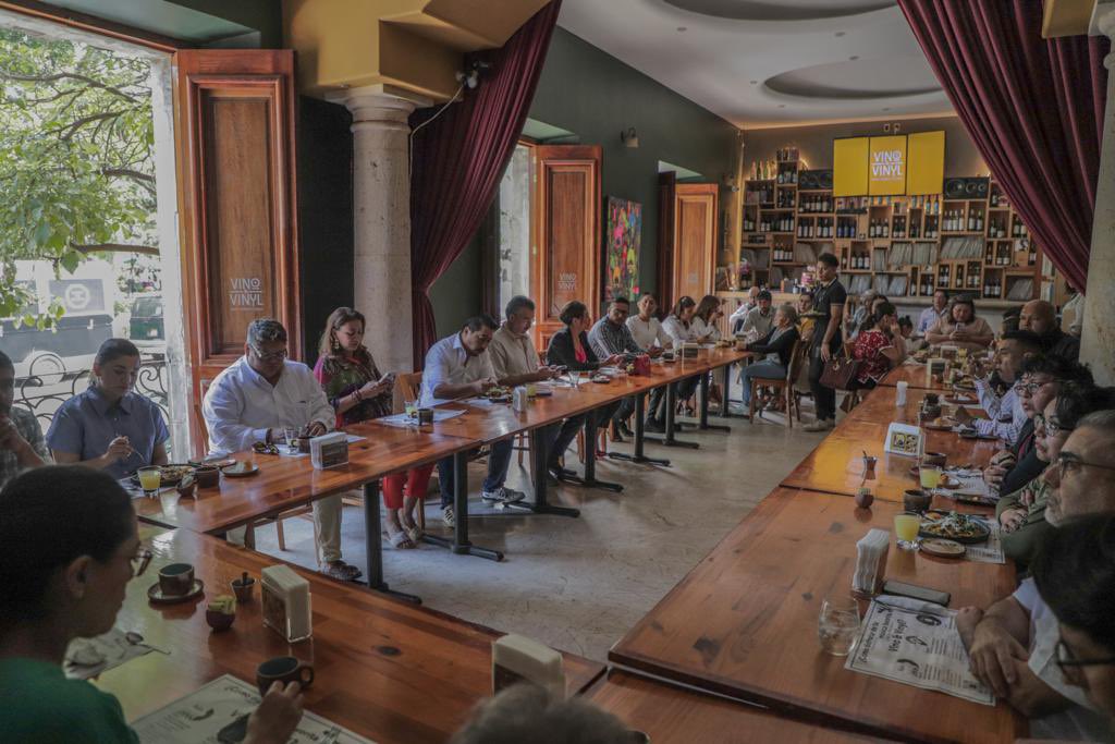 En compañía de <a href="/EnriqueFarrera_/">Juan Enrique Farrera Esponda</a> e <a href="/IraAquinoG/">Irasema Aquino González</a> me reuní con empresarias y empresarios oaxaqueños para platicar de los logros y compromisos de nuestra compañera <a href="/Claudiashein/">Claudia Sheinbaum Pardo</a>, además de reafirmar nuestro compromiso de trabajar coordinadamente en beneficio de este sector. 

Buscando