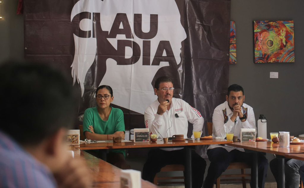 pavellopezgomez's tweet photo. En compañía de @EnriqueFarrera_ e @IraAquinoG me reuní con empresarias y empresarios oaxaqueños para platicar de los logros y compromisos de nuestra compañera @Claudiashein, además de reafirmar nuestro compromiso de trabajar coordinadamente en beneficio de este sector. 

Buscando con estas acciones la continuidad de la transformación.

#Oaxaca 
#AMLO 

@GabyJimenezMX @mauricioruizo @mario_delgado @BenjaViverosOax @CitlaHM @PartidoMorenaMx  @MorenaOaxaca1