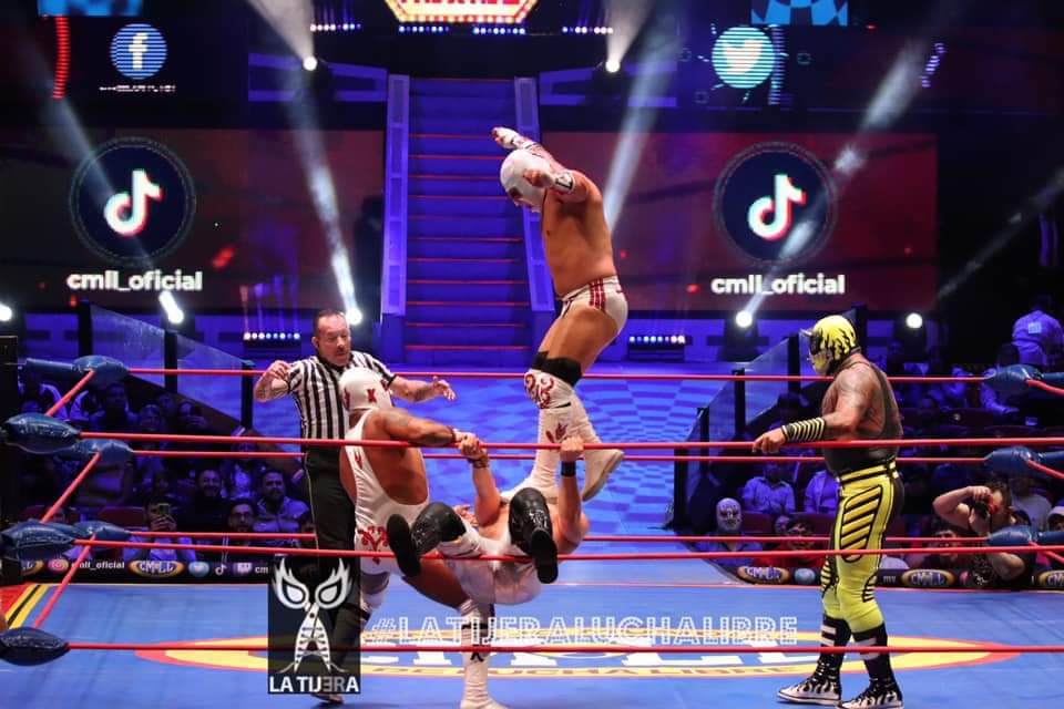 LaTijeraLucha's tweet photo. Imponente triunfo rudo para abrir el #ViernesEspectacular❗️
#Raider con espectacular movimiento da el triunfo a la esquina ruda de #HermanoKaronteI y #HermanoKaronteII, llevando al conteo de 3 palmadas en la #CatedralDeLaLuchaLibre al joven #BrillanteJr... https://t.co/4W3vMlVn4W