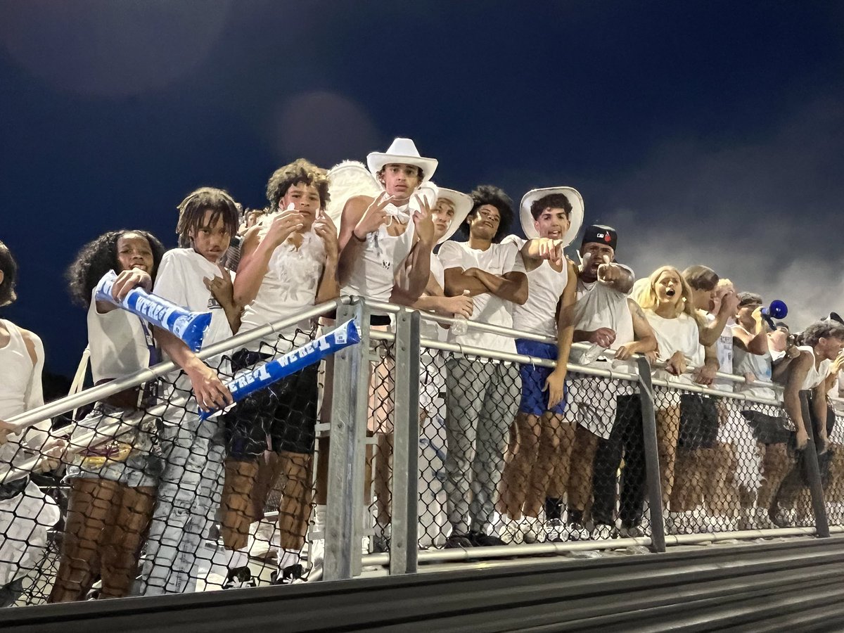 ChieftainHoops's tweet photo. Our TEAM supporting @Sapulpa_FB vs the Sandites tonight! ⚪️⚪️⚪️
#BeatSS #WhiteOut https://t.co/zWmt6w0Yt3