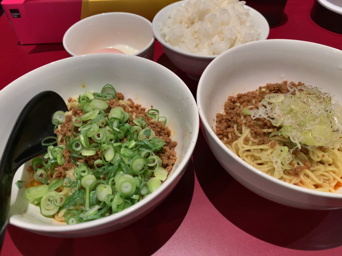 Qtaro_Murai's tweet photo. 広島ekie内「くにまつ＋武蔵坊」のコラボ店でハーフ＆ハーフを食べた。

白ねぎの方がくにまつで、武蔵坊の方は醤油味にしてみた。
どちらも美味いけど、武蔵坊の方がよりピリ辛かな…？

お好み焼きの店よりも圧倒的に回転率が良い。（待ち時間が相対的に短い。） https://t.co/pI1zxY6ATu