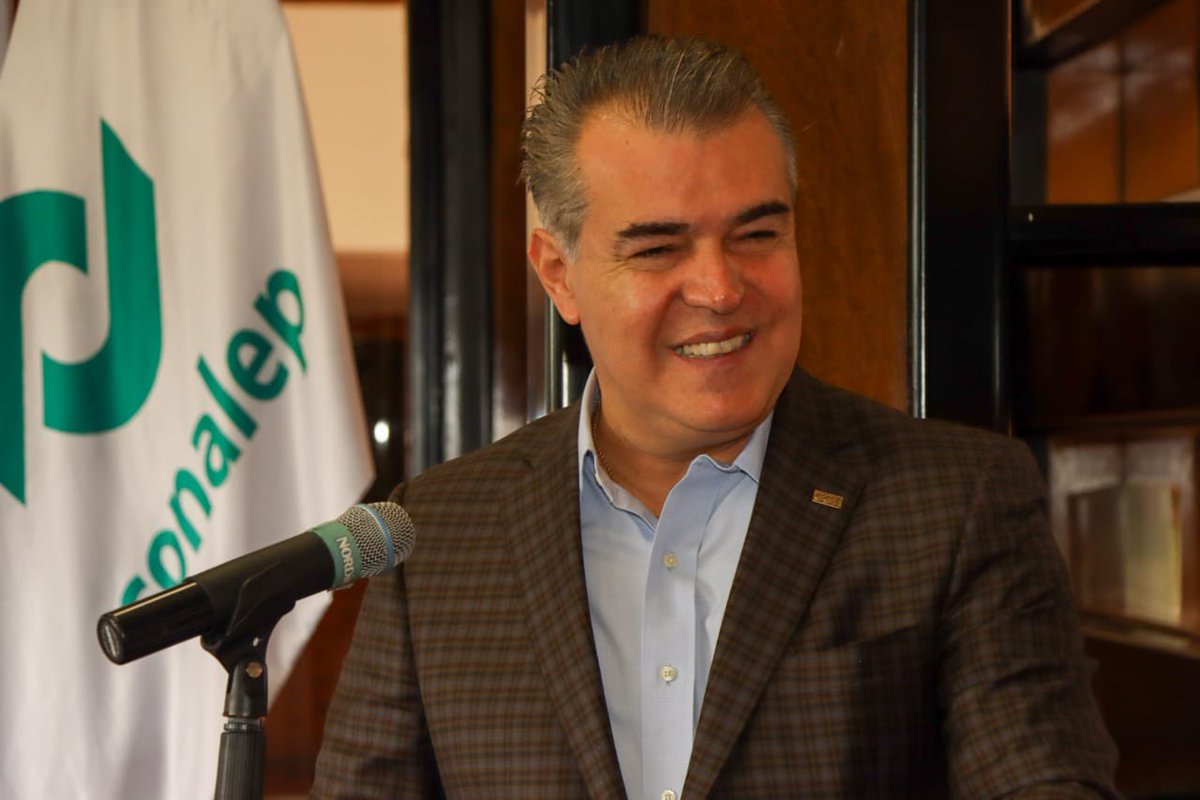 fcervantes5's tweet photo. Firma de convenio entre el @cceoficialmx y @CONALEP_Mex . Las alianzas entre el sector empresarial y la academia nos permiten capacitar a las y los jóvenes para incorporarse a la vida laboral y tener talento humano capacitado para aprovechar el #nearshoring . https://t.co/RNFfPIhojX