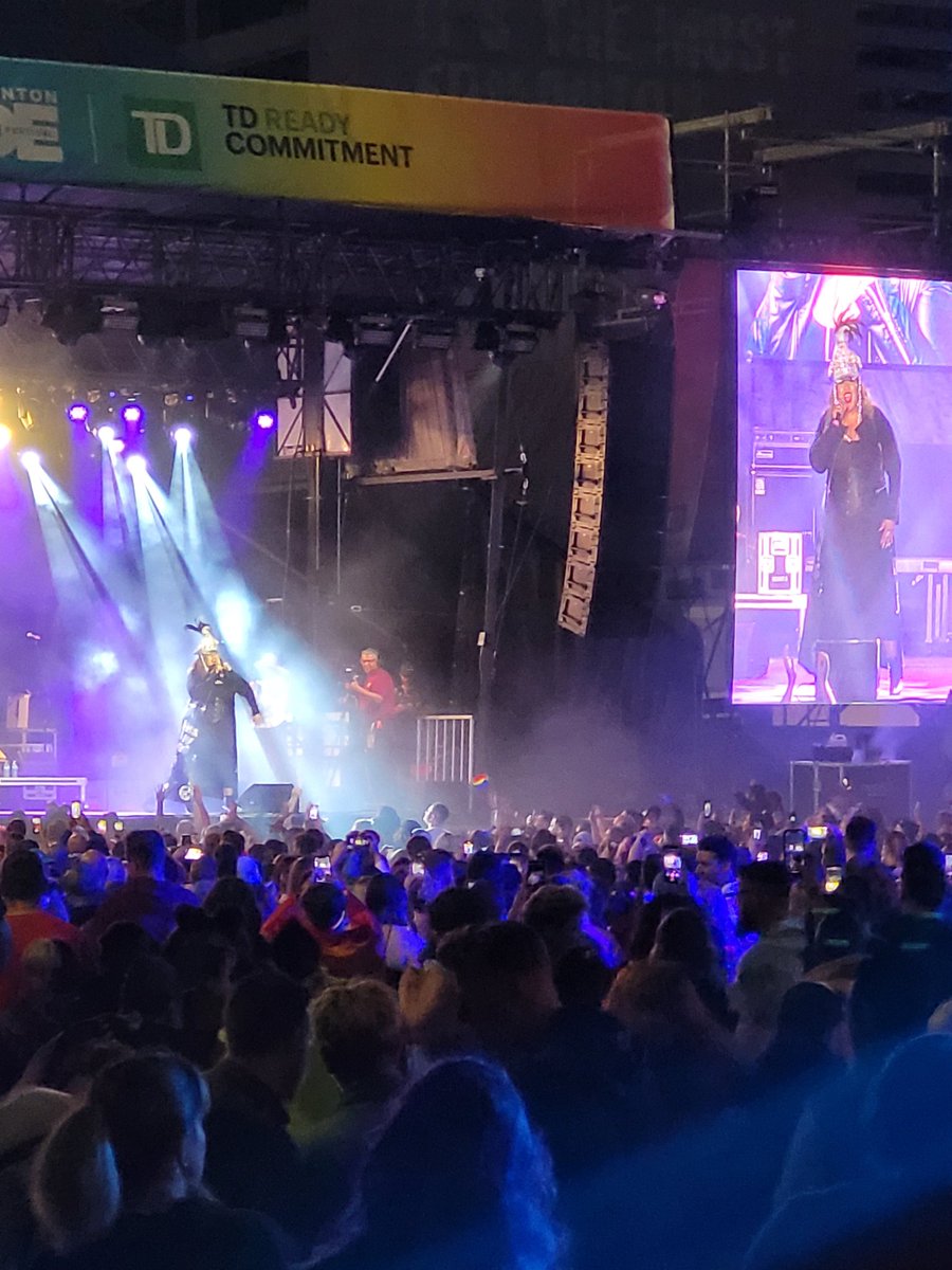 893TheRaven's tweet image. Simone Denny the voice of Love Inc just took the stage at Y2K in Churchill Square!! Check out our interview with her on our website ravenradio.ca @SimoneDenny #yeg #yeg893fm #events