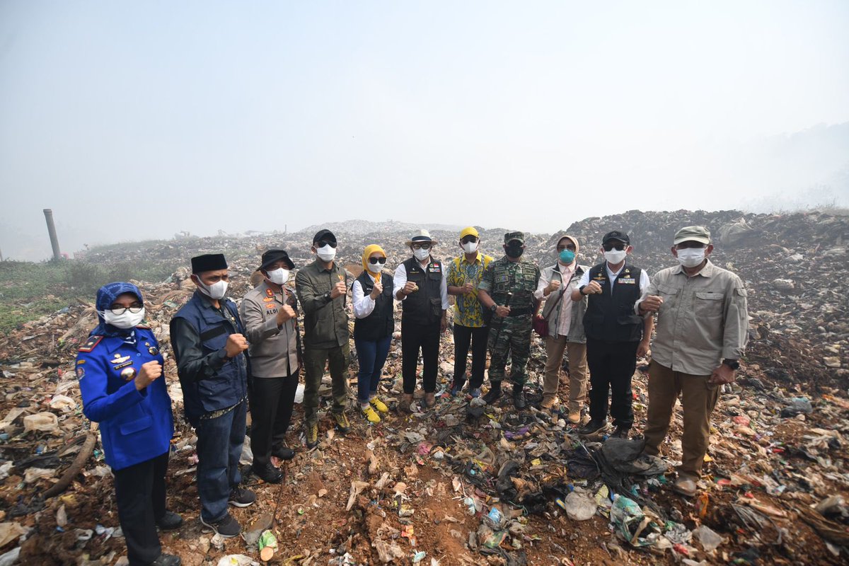 Melaksanakan pemantauan udara dan lapangan KLB kebakaran TPA Sarimukti di Kabupten Bandung Barat. Telah dilakukan evakuasi dan penyaluran bantuan. Secepatnya akan ada solusi untuk kebaikan bersama, hatur nuhun. #IndonesiaJuara #JabarJuara #RidwanKamil -admin