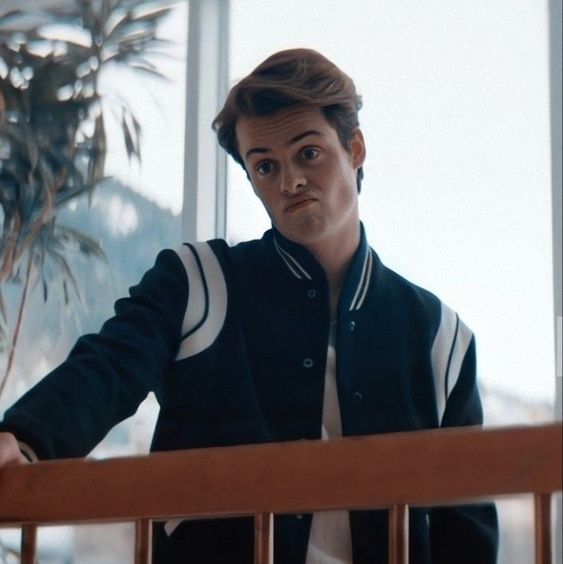 marvelisabitch's tweet photo. im gonna miss him sm  #RagnarokNetflix https://t.co/sU1Vz1RgMM