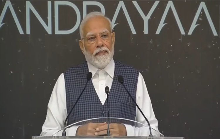 airnews_ghy's tweet photo. প্ৰধানমন্ত্ৰী @narendramodi কিছু সময়ৰ আগত বাংগালুৰুস্থিত ভাৰতীয় মহাকাশ গৱেষণা সংস্থাৰ @isro ৰ #TelemetryTracking আৰু #CommandNetwork পৰিদৰ্শন কৰিছে। তেওঁ #Chandrayaan3 অভিযানৰ সৈতে জড়িত ইছৰোৰ বিজ্ঞানীসকলক সাক্ষাৎ আৰু বাৰ্তালাপ কৰে। https://t.co/CL3pTsI2aw