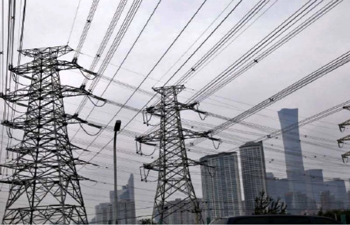 حکومت اگر چاہتی ہی کہ ملک میں سب کیساتھ مساوی سلوک کیا جائےاور عوام بجلی کے بل ادا کرے توججوں، جرنیلوں، بیوروکریٹس، وزرا مشیران اور واپڈ ملازمین سب کے مفت بجلی کے یونٹس ختم کیے جائیں۔دو دو ہزار یونٹس بجلی استعمال کرلیتے ہیں اور بل زیرو۔انکی عیاشیوں کا بوجھ عوام کیوں برداشت کرے؟