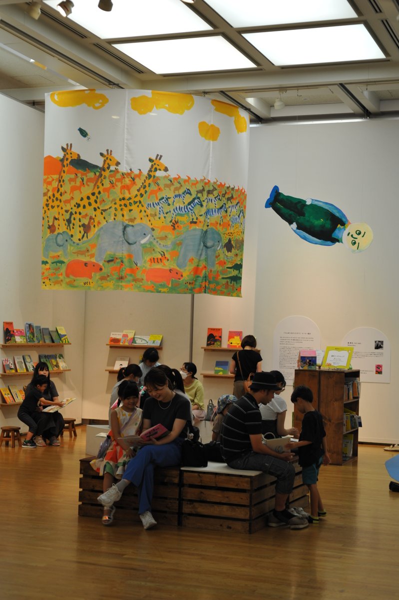 絵本ミュージアム2023FINALも、いよいよこの土日を残すのみとなりました。たくさん遊べる仕掛けと、いつまでも読んでいられそうなたくさんの絵本が皆様をお待ちしています！（入場は17時までです。）
